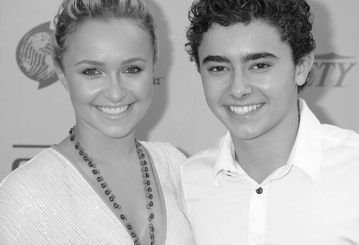 Hayden i Jansen Panettiere Hayden Panettiere ze swoim bratem, Jansenem Panettierem. Uśmiechnięta kobieta w jasnym swetrze i mężczyzna w białej koszuli.