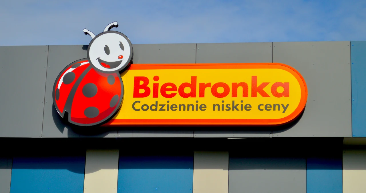Biedronka nie odpuszcza z markową odzieżą. Teraz Puma i Everlast w supercenach Logo Biedronka z napisem „Biedronka Codziennie niskie ceny” na żółto-czerwonej tablicy na budynku.