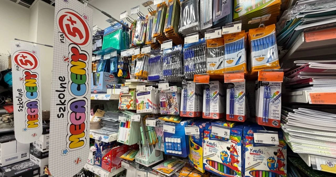 Szkolne hity od 1 zł w Dealz. Zeszyty, długopisy i akcesoria w MEGA cenach Regał sklepowy Dealz z zeszytami, długopisami, kredkami i flamastrami objętymi promocją szkolną.