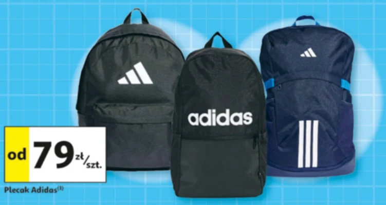 Trzy plecaki marki Adidas w różnych wariantach kolorystycznych i stylistycznych – dwa czarne z charakterystycznym logo na przedzie oraz granatowy z białymi paskami i logotypem, obok żółto-czarnej informacji o cenie zaczynającej się od 79 zł za sztukę.