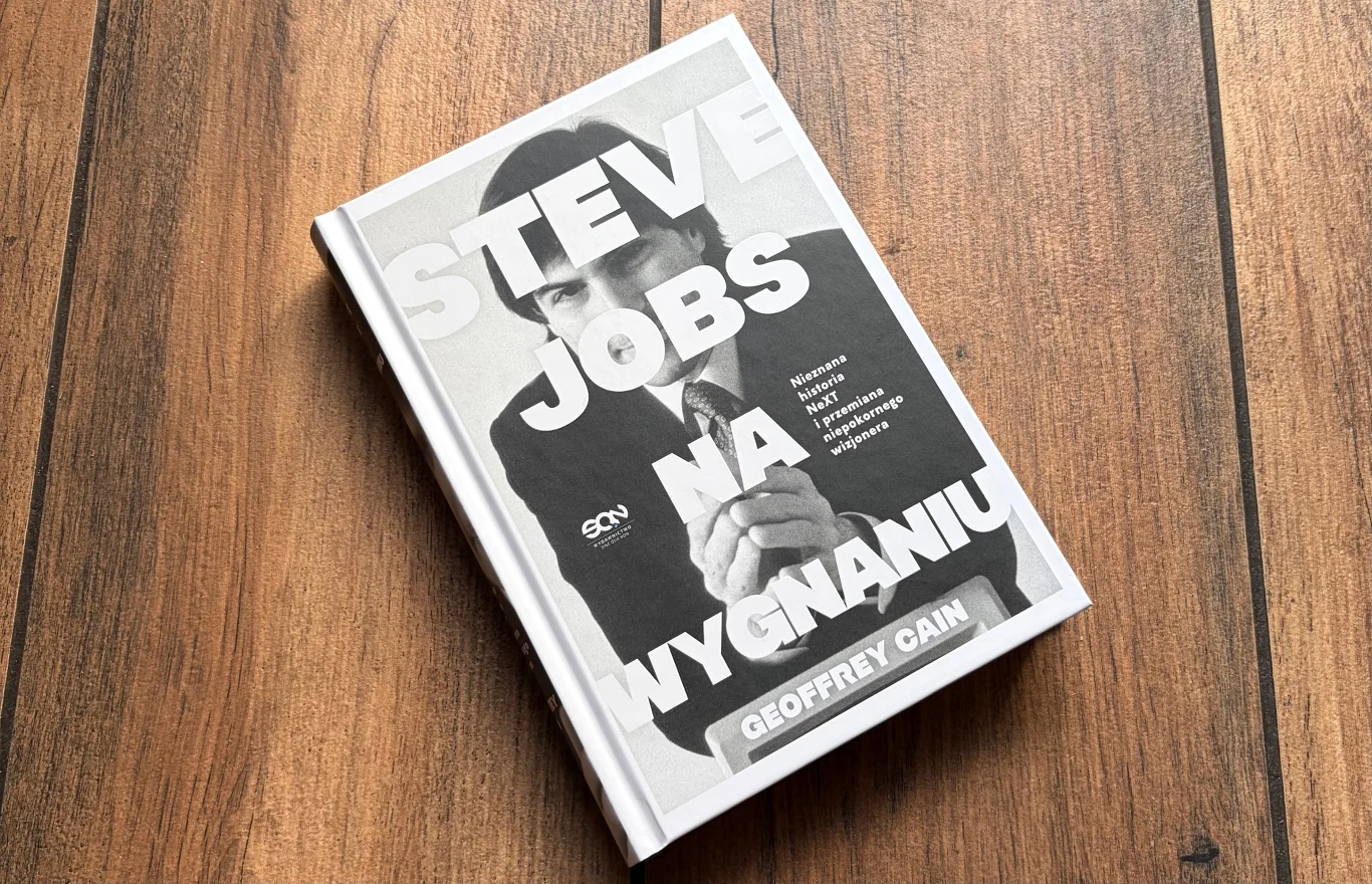 Steve Jobs na wygnaniu. Nowa książka o szefie Apple odsłania nowe tajemnice. Okładka książki 'Steve Jobs na wygnaniu' Geoffreya Caina z czarno-białym portretem Steve'a Jobsa