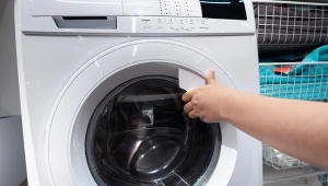 Pralka nie wypompowała wody? Nie wzywaj hydraulika, jest na to sposób