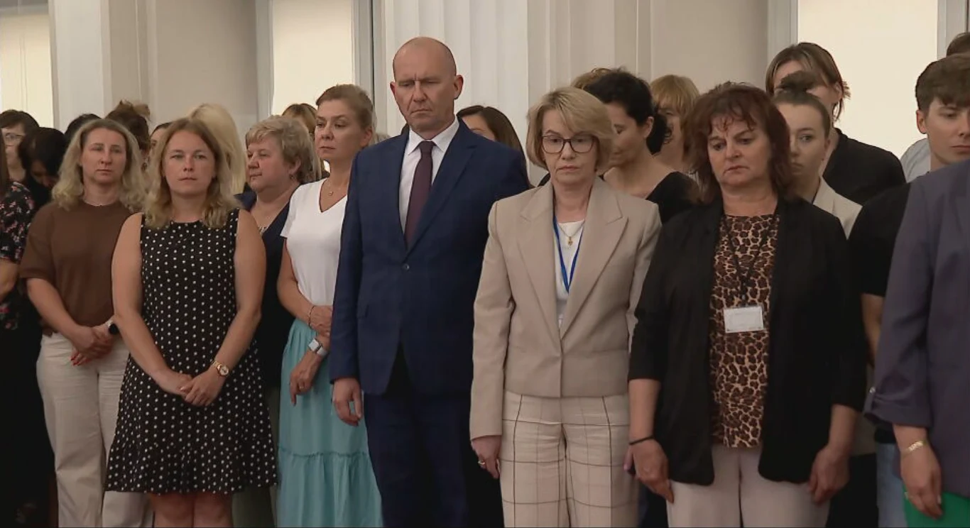 Minuta ciszy w urzędzie wojewódzkim Zgromadzeni podczas minuty ciszy w Podkarpackim Urzędzie Wojewódzkim.