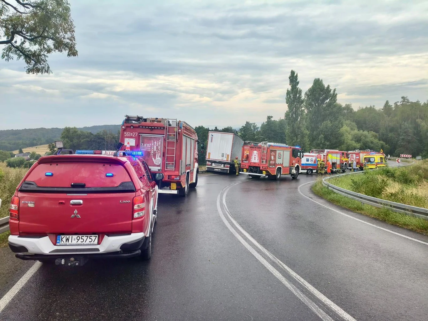 Służby ratunkowe na miejscu wypadku w Łazanach. Po zderzeniu ciężarówki z busem droga wojewódzka nr 966 została zablokowana.