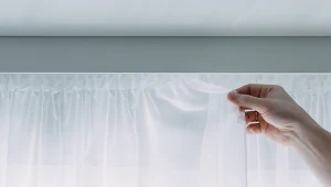 Świeżo wyprane firanki najlepiej rozwiesić, gdy są jeszcze wilgotne. 