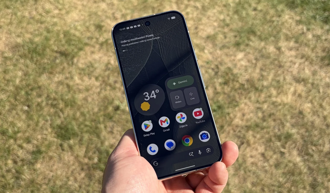 Google Pixel 11 Pro ma wysokiej klasy ekran Super Actua. Dłoń trzymająca smartfon z wyświetlaczem prezentującym ekran główny z widocznymi ikonami aplikacji, prognozą pogody i aktualną temperaturą.