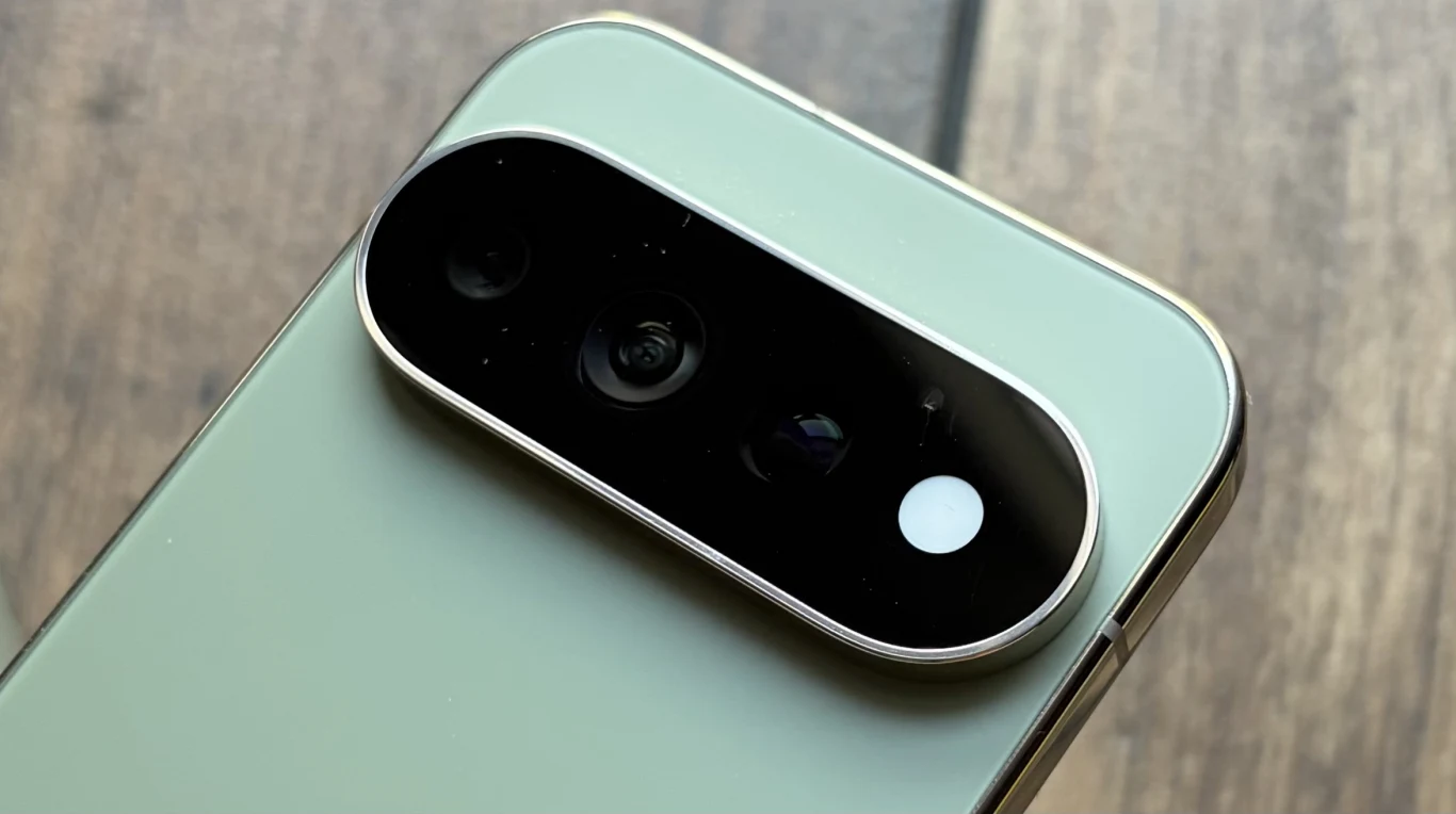 Najważniejszą nowością w kamerze Google Pixel 11 Pro jest nowy teleobiektyw ze 120-krotnym zoomem. Moduł podwójnego aparatu z lampą błyskową na jasnej obudowie smartfona, otoczony metalową ramką.