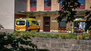 Karetka pogotowia przed szpitalem w węgierskim Miszkolcu