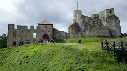 Zamek Rabsztyn, nazywany dawniej Kruczą Skałą, znajduje się na Szlaku Orlich Gniazd.