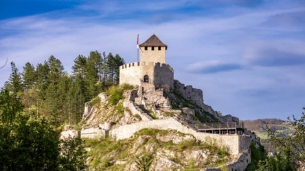 Malownicze Užice w zachodniej Serbii. To jedno z miejsc, które warto odwiedzić podczas pobytu w okolicach Visočkiej Banji.