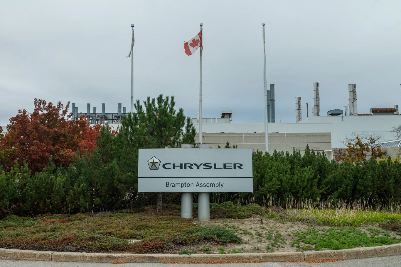 Produkcja w zakładzie w Brampton została zakończona pod koniec września 2023 r. Tablica z logo Chrysler oraz napisem Brampton Assembly na tle zielonych krzewów i budynku przemysłowego z widocznymi kominami, nad którym powiewa flaga Kanady.