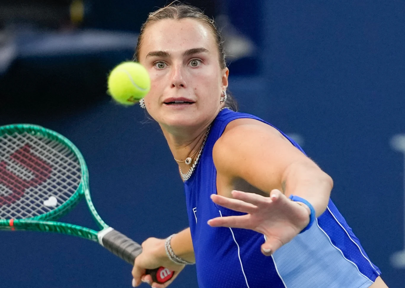 Aryna Sabalenka - liderka rankingu WTA Aryna Sabalenka przygotowuje się do odbicia piłki tenisowej podczas meczu, ujęcie w sportowym stroju.