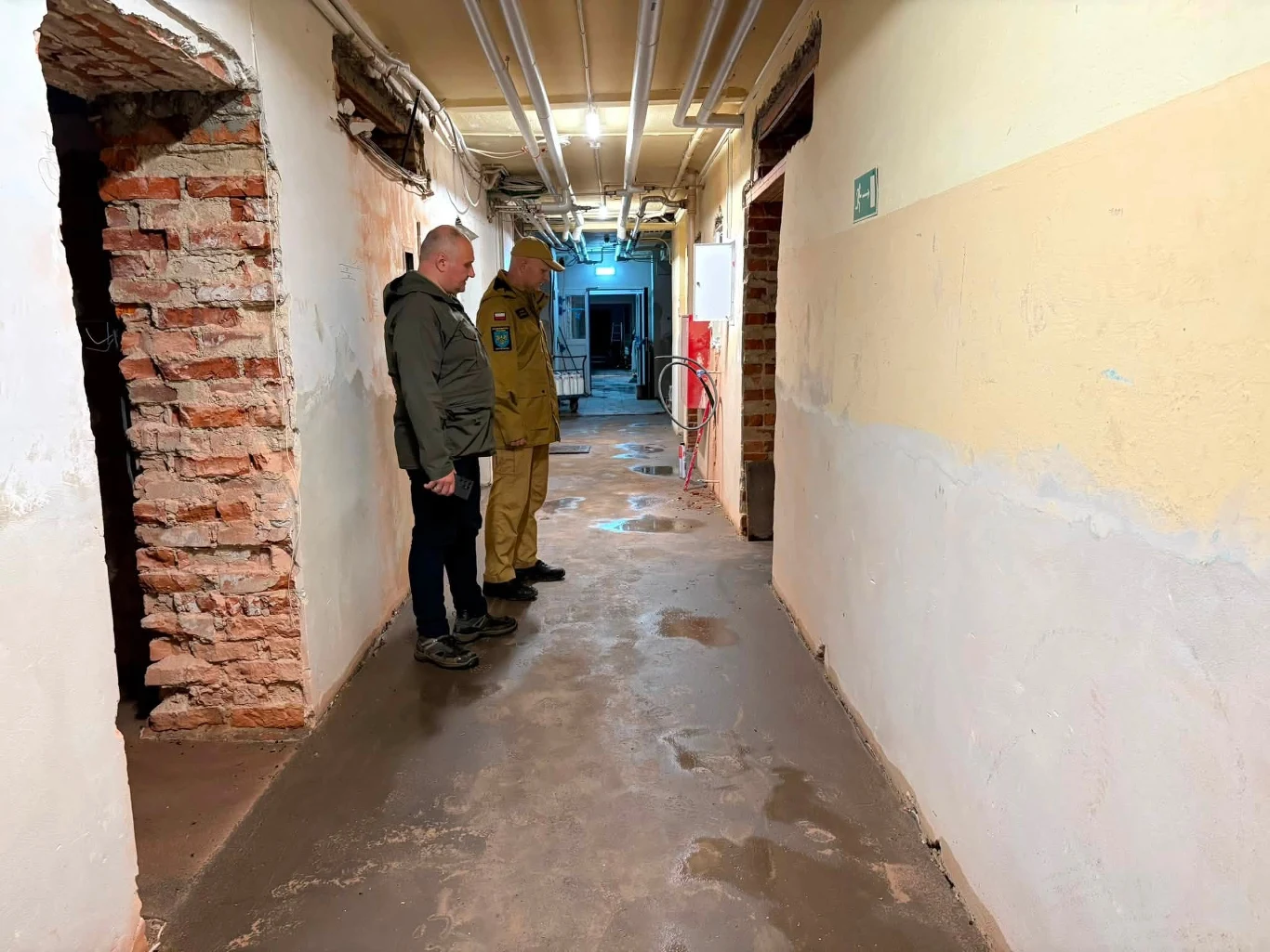 Zalane przyziemie szpitala w Głuchołazach po gwałtownej ulewie. Na korytarzu widać ślady wody oraz trwającego remontu.