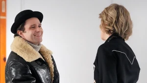 Kajetan (Andrzej Popiel) schroni się w remizie, gdzie pozna Jankę (Oliwia Drożdżyk) 