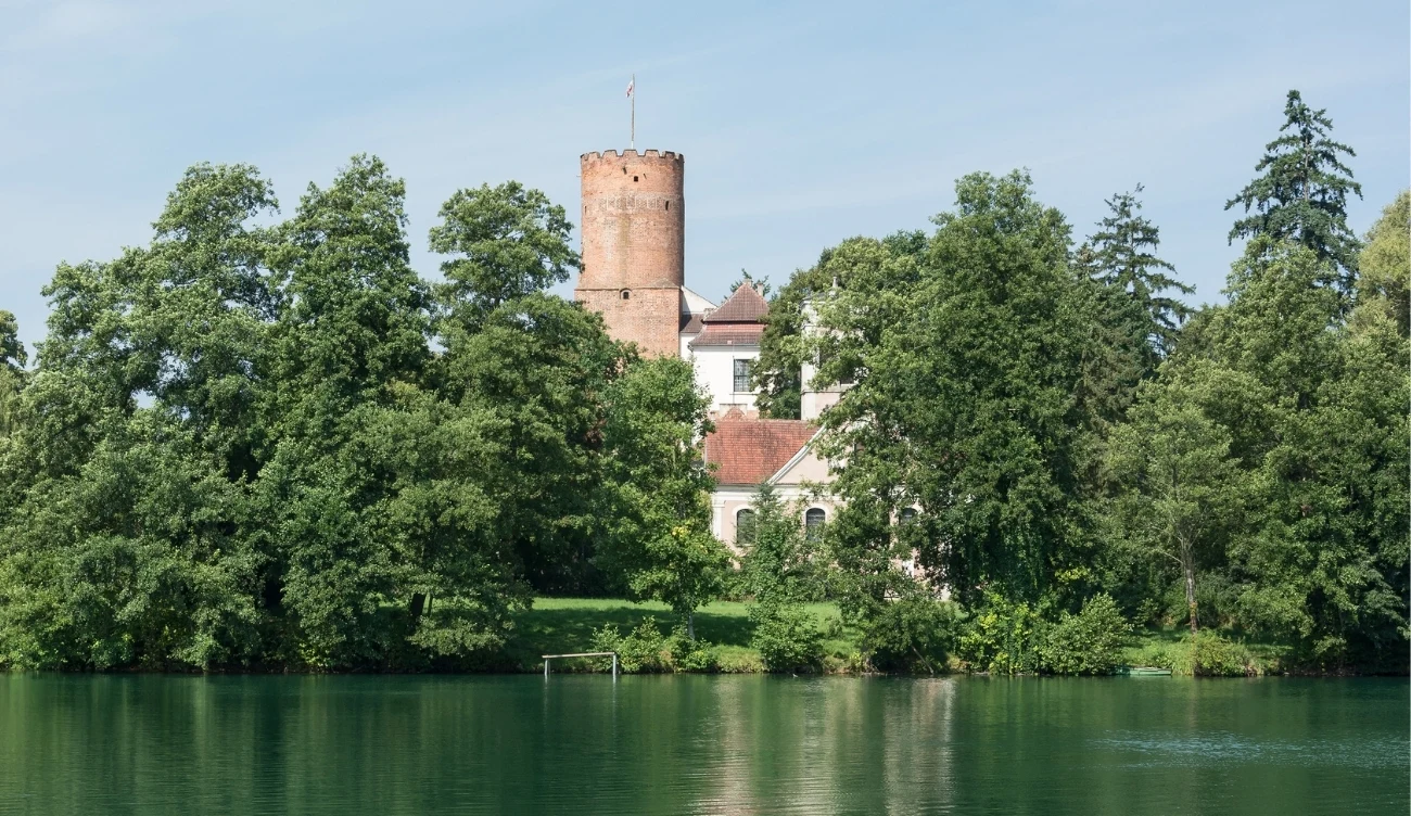 Zamek Łagów to jedna z najpiękniejszych budowli w województwie lubuskim Wieża zamku w Łagowie pośród drzew, nad brzegiem jeziora.
