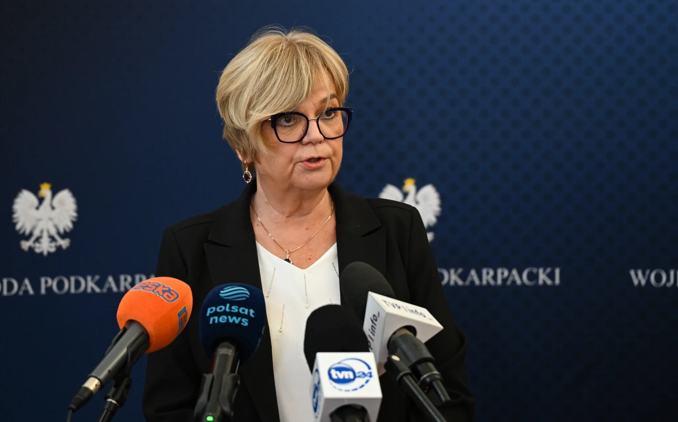 Wojewoda podkarpacka Teresa Kubas-Hul podczas konferencji ws. wypadku polskiego autokaru na Węgrzech Wojewoda podkarpacka Teresa Kubas-Hul udziela wypowiedzi podczas konferencji prasowej ws. wypadku na Węgrzech.