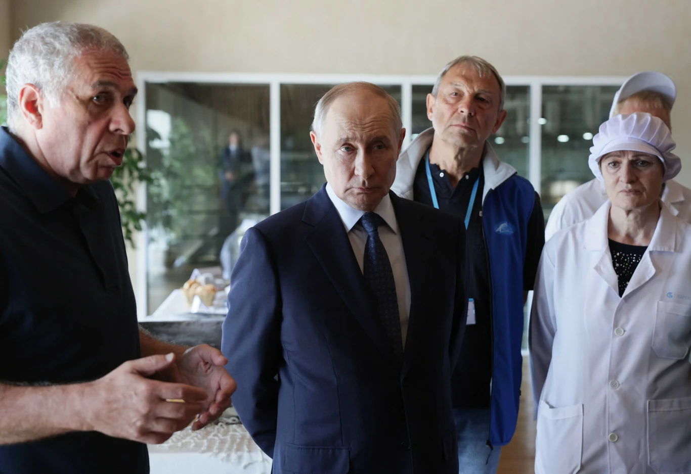 Władimir Putin w kompleksie przetwórstwa rybnego Yasny na wyspie Iturup. Prezydentowi Rosji towarzyszy m.in. założyciel grupy Gidrostroy Aleksander Wierchowski.