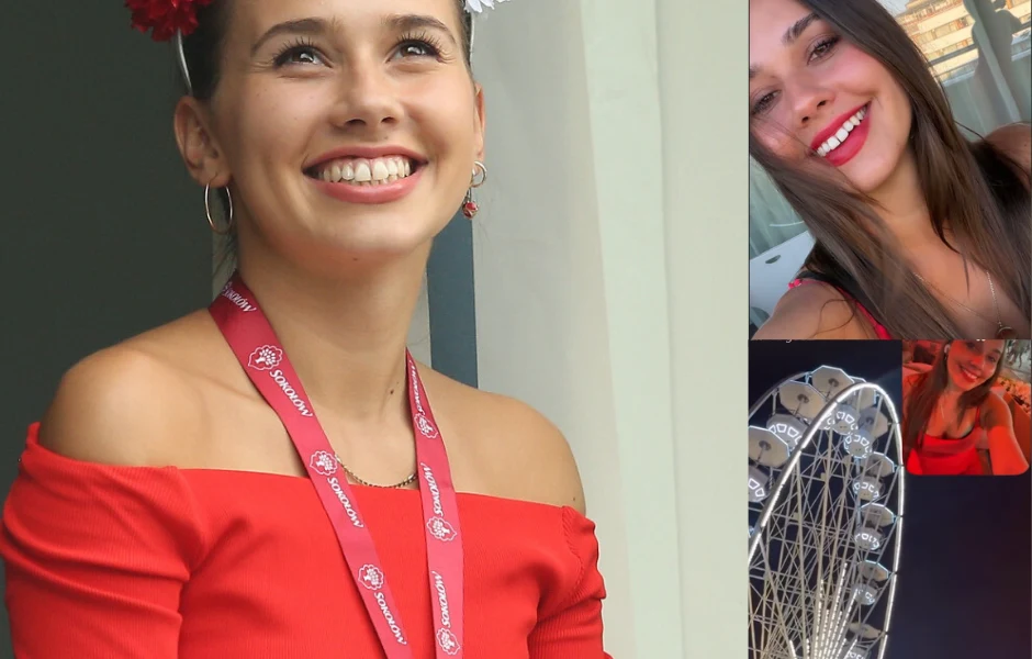 Marcelina Ziętek na wakacjach Uśmiechnięta młoda kobieta w czerwonej sukience i z identyfikatorem na szyi, uzupełniona kwiatami we włosach, obok kolaż zdjęć z jej selfie oraz widokiem na diabelski młyn.