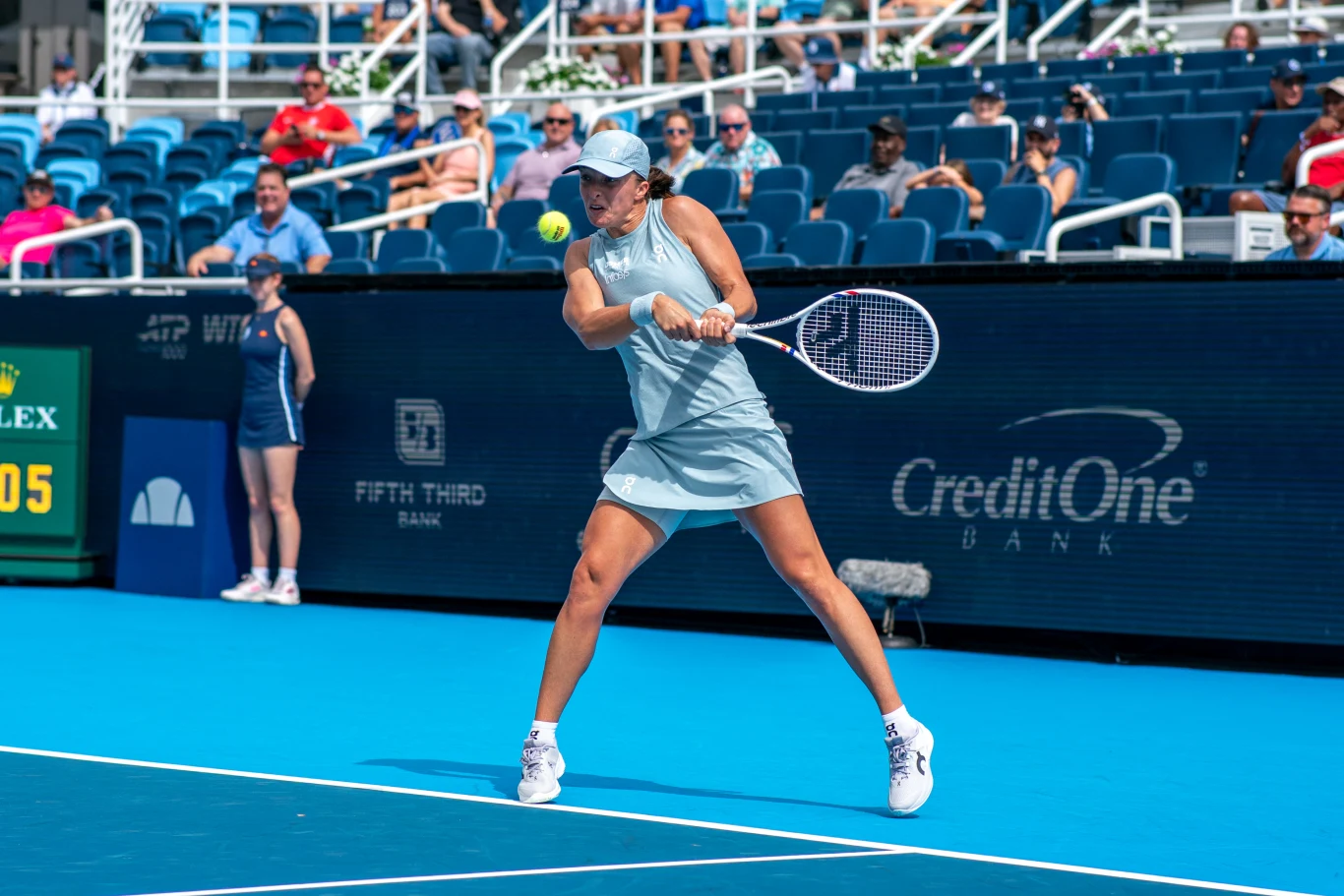 Iga Świątek podczas turnieju WTA 1000 w Cincinnati 2026 Iga Świątek podczas uderzenia piłki na korcie w trakcie meczu WTA 1000 w Cincinnati 2026
