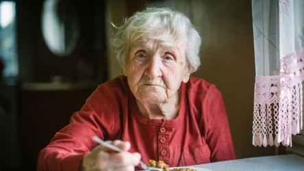 Seniorzy powinni jeść częściej, a mniej, żeby zahamować podjadanie rujnujące jelita