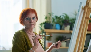 Malowanie ćwiczy pamięć, uwagę i sprawność dłoni. Senior może zyskać więcej, niż się spodziewa
