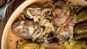Wysmażona ale soczysta w środku. Tak zrobioną wątróbkę polubią nawet dzieci