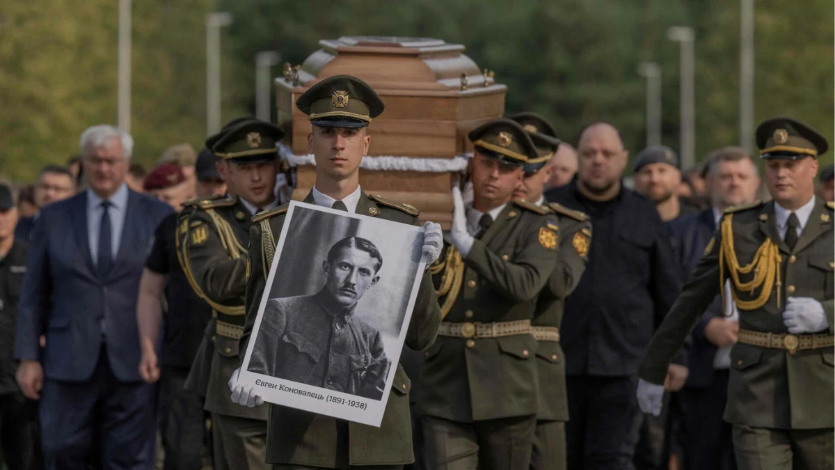 Ponowny pochówek Jewhena Konowalca w Ukrainie Żołnierze niosą trumnę ze szczątkami Jewhena Konowalca. Na czele konduktu wojskowy trzyma portret pierwszego przywódcy OUN.