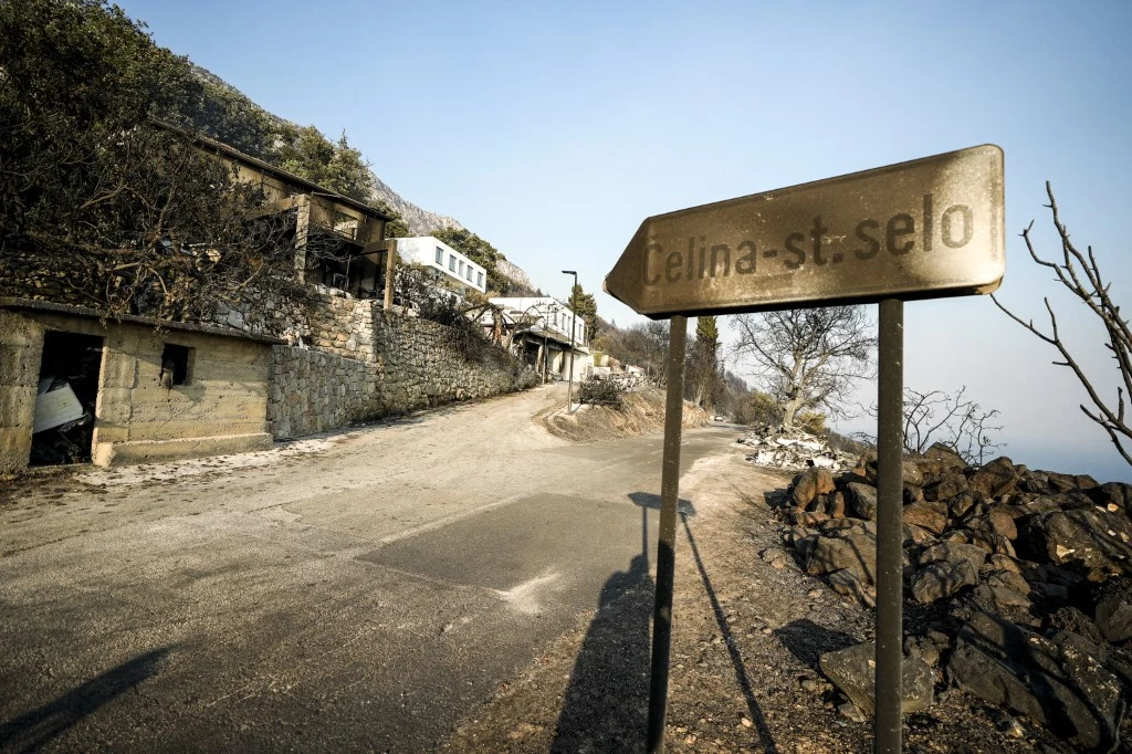 Omiš jest popularnym kurortem wakacyjnym. W centrum miasteczka, kilka minut od starego miasta, znajduje się duża plaża żwirowa z pełną infrastrukturą. Mniejsze plaże usytuowane są na obrzeżach miasta Zardzewiały znak drogowy z napisem 'ćelina-st-selo', opuszczona droga oraz zniszczone, częściowo spalone budynki po lewej stronie, otoczone osmolonymi drzewami i kamiennym murem.