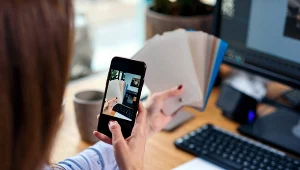 Wiele ludzi robi to ze smartfonem. Niszczy pamięć