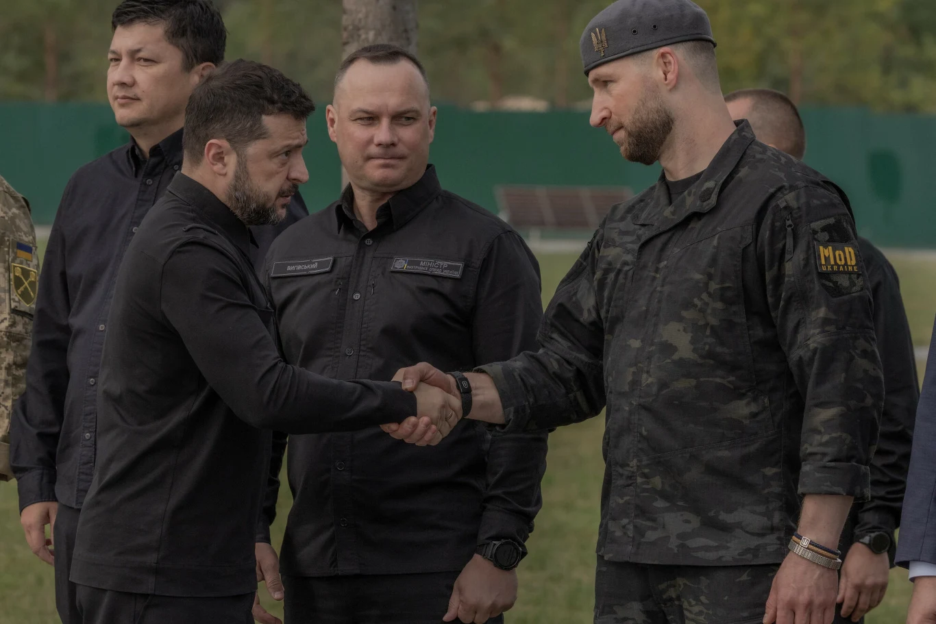 Wołodymyr Zełenski podczas uroczystości ponownego pochówku Jewhena Konowalca Wołodymyr Zełenski podaje rękę p.o. ministra obrony Ukrainy Jewhenijowi Chmarze podczas uroczystości ponownego pochówku szczątków Jewhena Konowalca pod Kijowem.