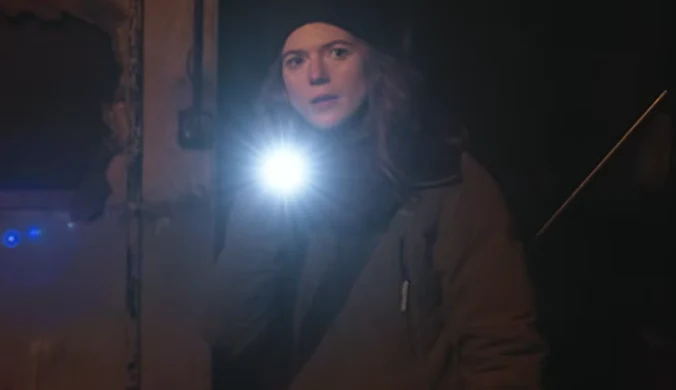 Rose Leslie w serialu "Vigil". Kadr z serialu