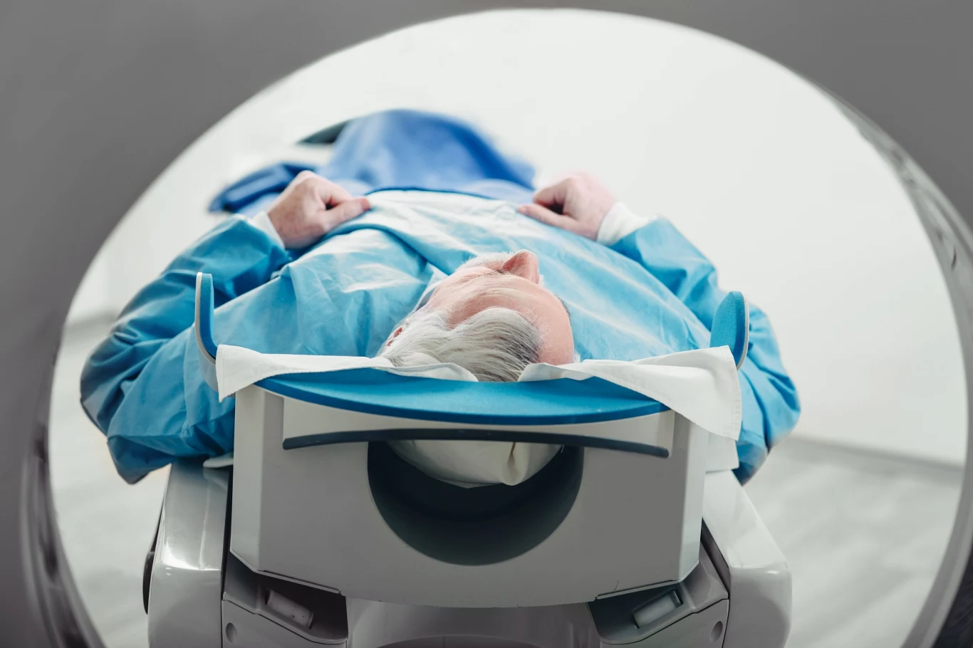 Od 1 października 2026 roku ma ruszyć bezpłatny program badań przesiewowych raka płuca. Z niskodawkowej tomografii skorzystają osoby z grup podwyższonego ryzyka Starsza osoba w szpitalnym ubraniu leży nieruchomo na stole wewnątrz aparatu do rezonansu magnetycznego.
