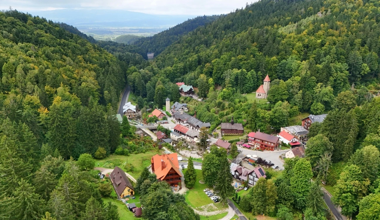 Międzygórze na ziemi kłodzkiej, alpejskie miasteczko w Sudetach. Międzygórze w Sudetach, niewielka miejscowość z drewnianymi i murowanymi domami, otoczona lasem i wzgórzami