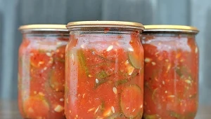 Tak przygotowane ogórki w pomidorach będą skarbem w każdej spiżarni