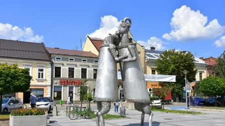 Rynek w Nowym Targu i rzeźba "Dialog" autorstwa Michała Batkiewicza 