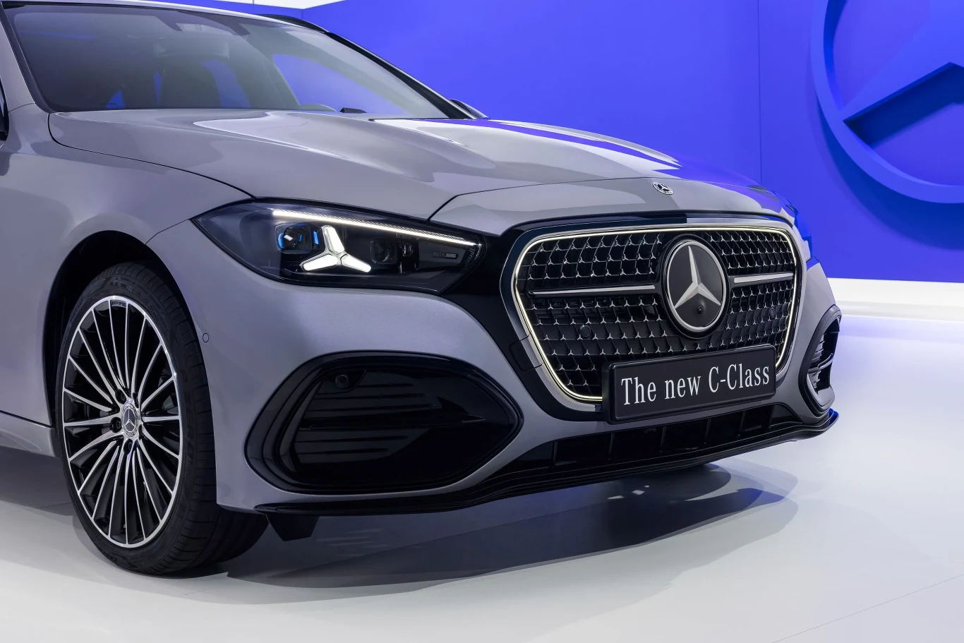 Po liftingu Mercedes klasy C wyróżnia się nową osłoną chłodnicy z podświetlanym i chromowanym obramowaniem. Nowoczesny przedni pas Mercedesa klasy C z dużym chromowanym grillem, wyrazistymi reflektorami LED i logo marki na środku, uzupełniony eleganckimi felgami o wieloramiennym wzorze.