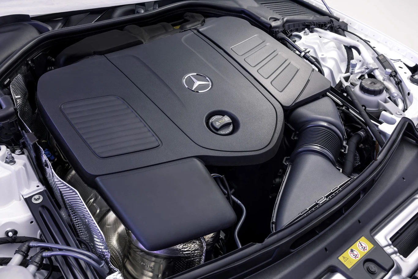 Mercedes dostosował swoje silniki do nadchodzącej normy emisji Euro 7. Nowoczesny silnik Mercedesa ukryty pod dużą, czarną pokrywą z logo producenta oraz system dolotowy po prawej stronie komory silnika.
