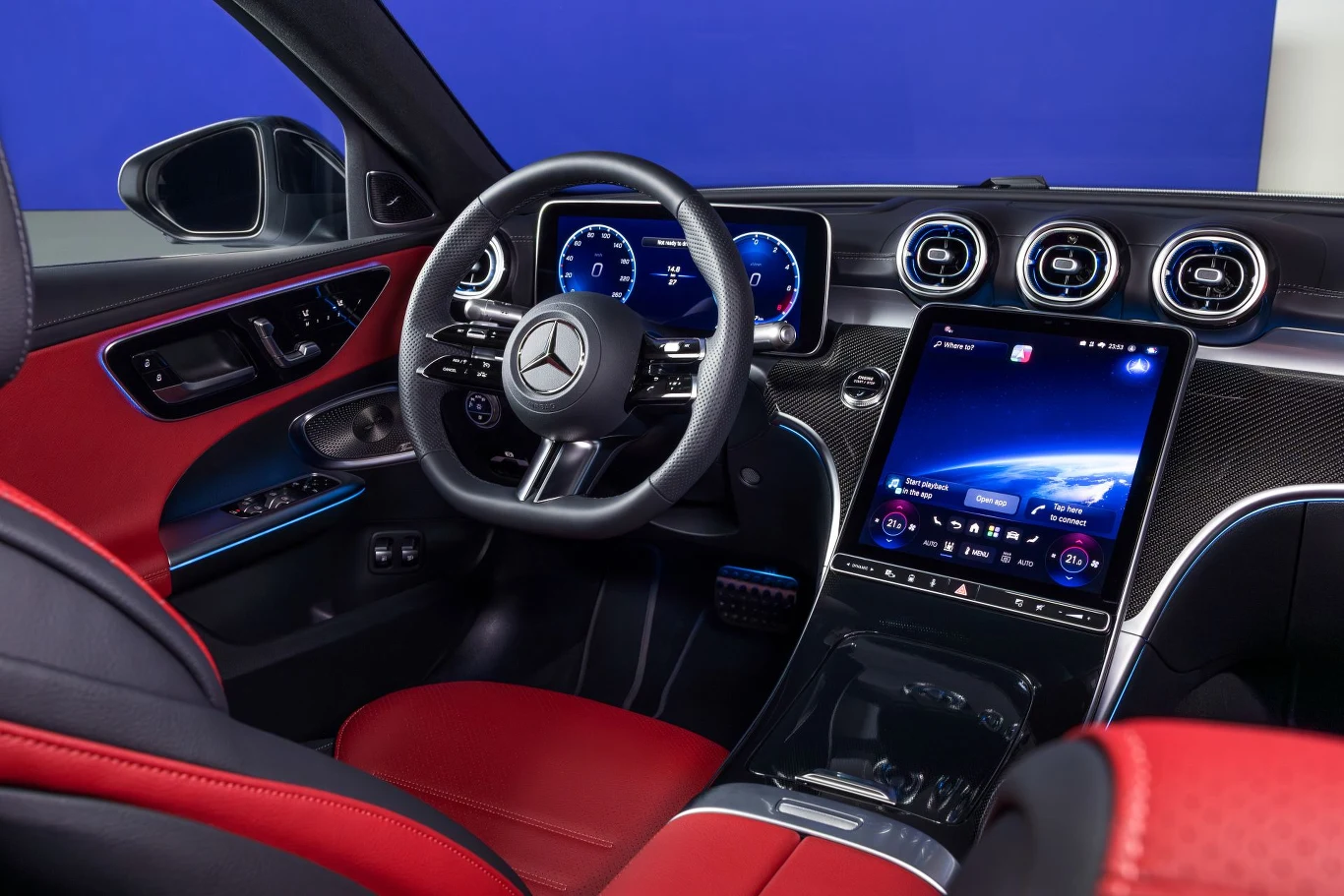 Mercedes klasy C po liftingu został wyposażony w nowe kolory tapicerki - bukowy brąz i czerwień wiśni. Luksusowe wnętrze samochodu Mercedes z czerwono-czarną tapicerką, cyfrowym kokpitem, dużym ekranem dotykowym systemu multimedialnego oraz podświetleniem i detalami z włókna węglowego.
