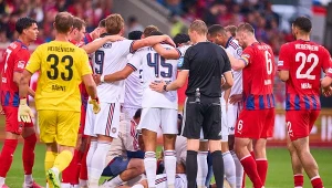 Koszmar gwiazdy Bayernu. Padł na murawę. Medycy ruszyli na pomoc