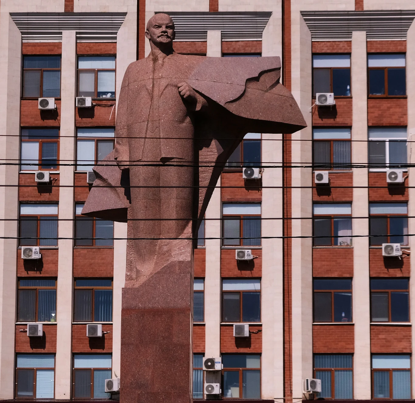 Monumentalny pomnik Włodzimierza Lenina stojący przed budynkiem w Tyraspolu, stolicy separatystycznego Naddniestrza.