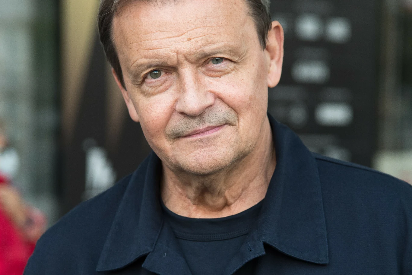 Jan Frycz Jan Frycz w ciemnogranatowej kurtce.