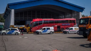 Autokar przetransportowany po wypadku na Węgrzech