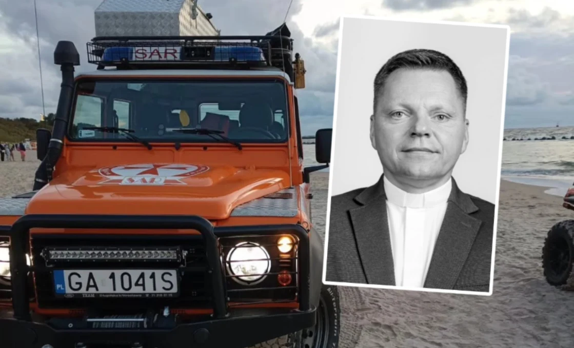 Akcja ratunkowa nad Bałtykiem. Kuria informuje o śmierci księdza Pomarańczowy samochód ratowniczy SAR na plaży, pochmurne niebo, portret księdza w koloratce i marynarce.