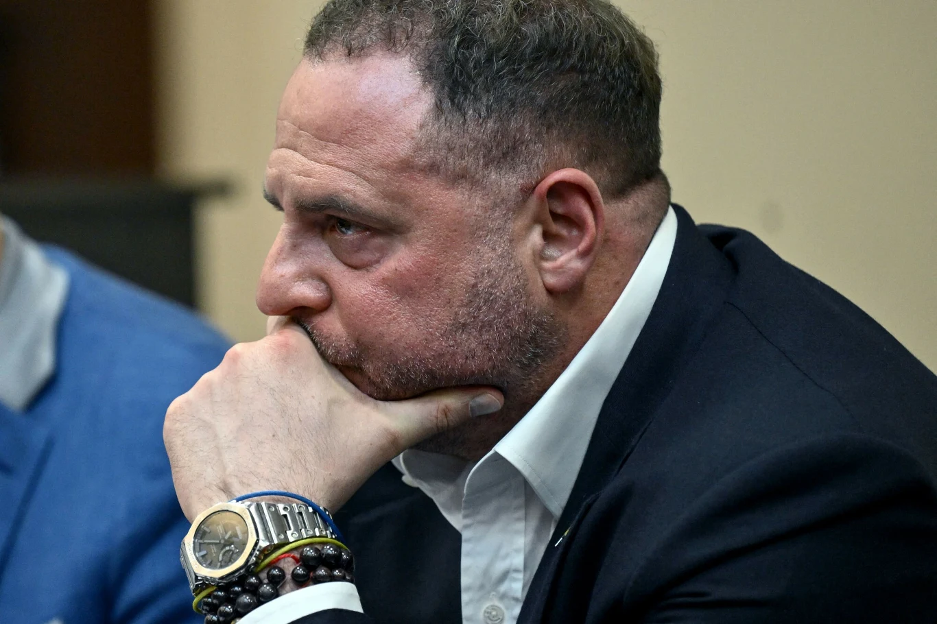 Były szef Biura Prezydenta Ukrainy Andrij Jermak podczas rozprawy w sprawie prania pieniędzy w sądzie w Kijowie.