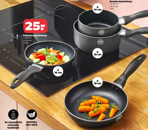 Patelni aluminiowe MG Home za 25 zł Zestaw aluminiowych rondli i patelni z powłoką non-stick ustawionych na płycie indukcyjnej; na jednej patelni kolorowe warzywa, na drugiej marchewki z ziołami.