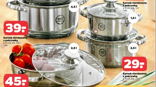 Garnki z pokrywkami MG Home od 25 zł Zestaw garnków nierdzewnych z pokrywkami o pojemnościach 4,5 l, 2,5 l i 1,6 l, ustawionych na sobie, obok których leżą świeże pomidory i cebula.