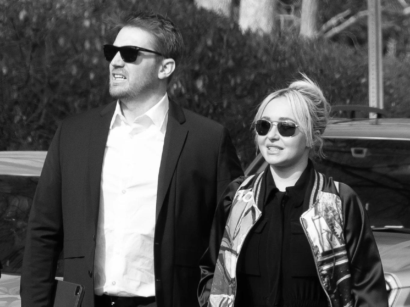 Brian Hickerson i Hayden Panattiere w 2023 roku Brian Hickerson w garniturze i Hayden Panettiere w okularach przeciwsłonecznych spacerują razem w 2023 roku.