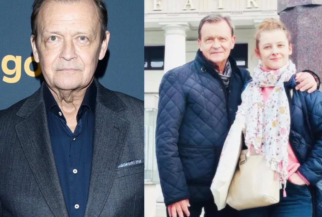 Córka Jana Frycza Gabriela pokazała archiwalne zdjęcia z ojcem/@:gabrysiafrycz_official Mężczyzna w ciemnej marynarce po lewej stronie oraz mężczyzna i kobieta ubrani w pikowane kurtki na tle jasnego budynku z kolumnami po prawej stronie.