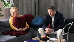Karolina (Marta Dąbrowska) będzie w szoku, gdy Bruno (Lesław Żurek) poprosi ją o podpisanie intercyzy