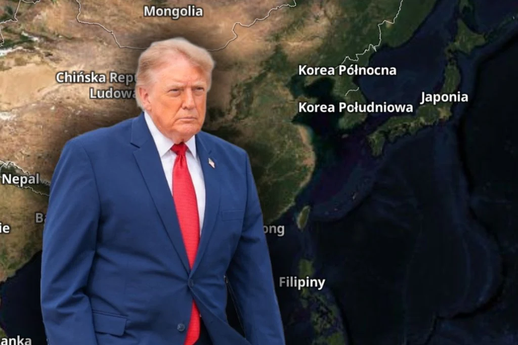 Japonia krytykuje USA . To niejedyne tarcia w regionie Donald Trump w niebieskim garniturze i czerwonym krawacie na tle mapy Azji z nazwami krajów i regionów.